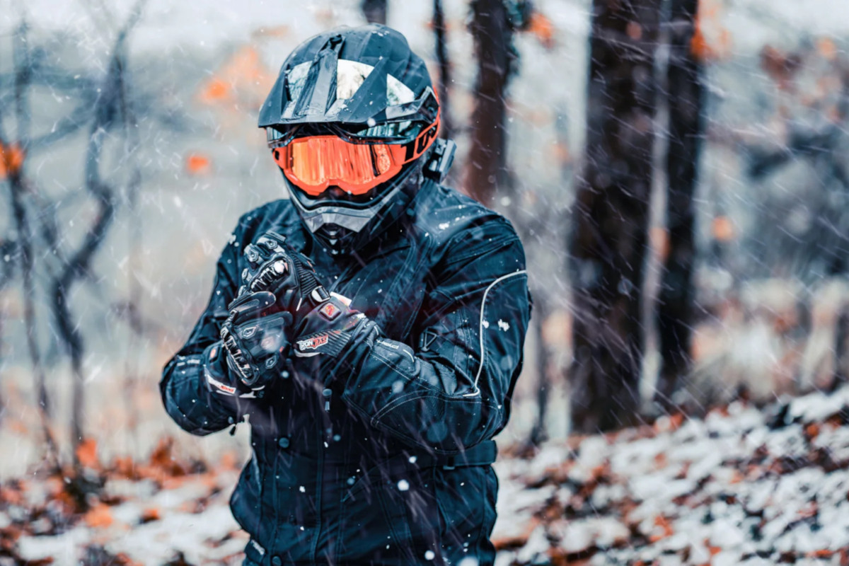 Zimowanie akcesoriów motocyklowych — jak przechować kask, buty i odzież?